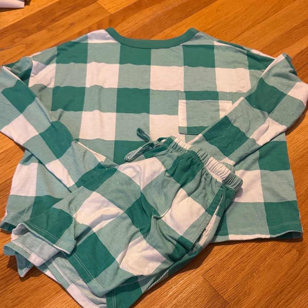 Green Checkered Pajama Set, minimal pilling on sleeve